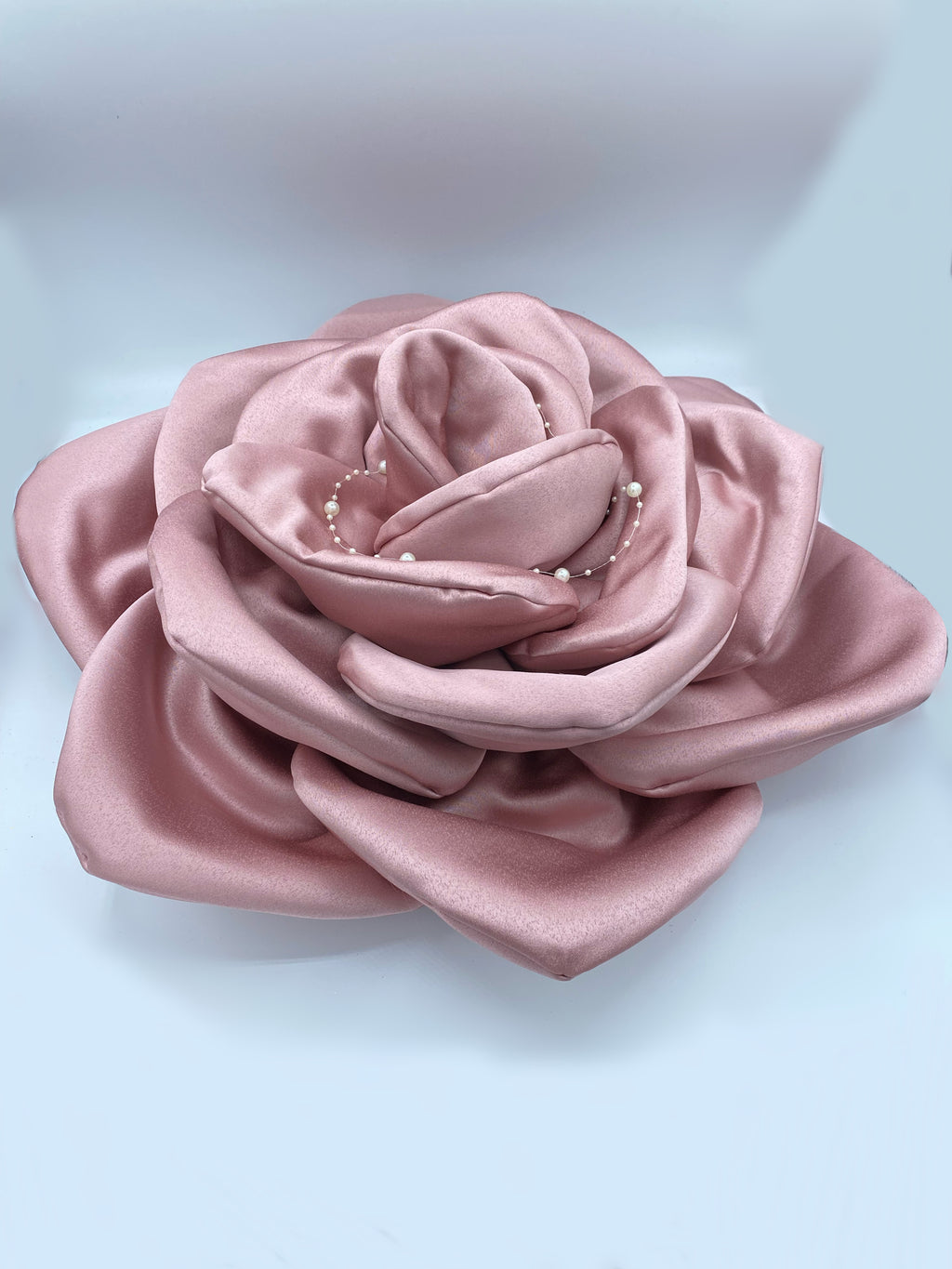 Cuscino in raso cipria profumato con applicazione di rose in tessuto e piume  - 40x40 cm - Fiori Di Lena 